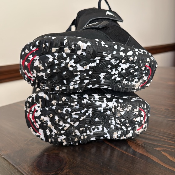 Burton snowboard boot- Mini Grom- size 10c - Picture 3 of 5